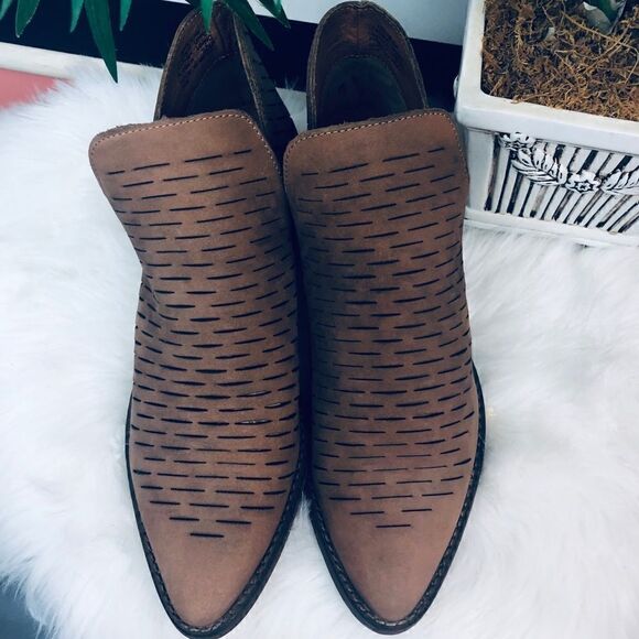 Steve Madden Arowe Ankle length Booties Western Inspired - Picture 3 of 8